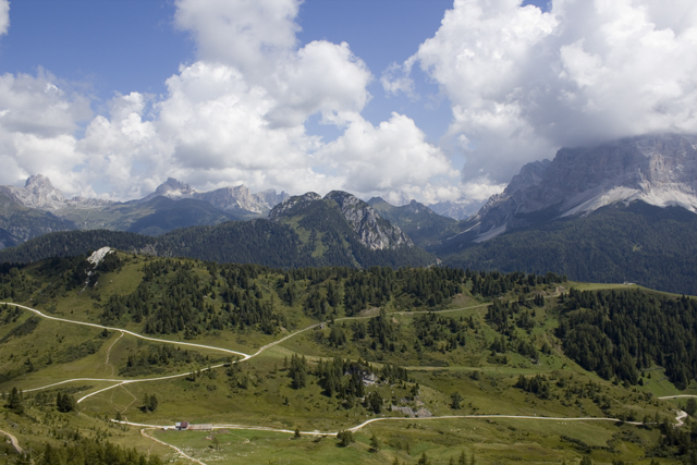 2011-08-18_10-09-21 cadore.jpg - Wanderung zur Rif. Coldai - Blcik ber den Col Marin zum Monte Polmo